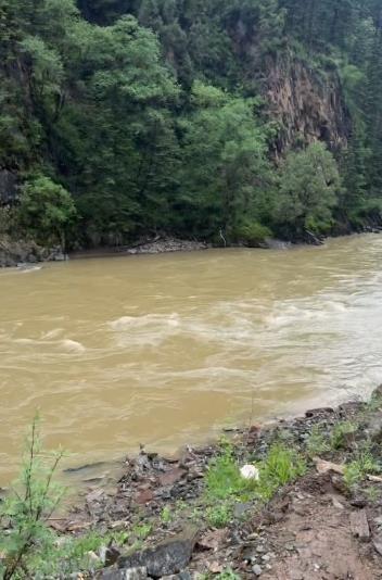 牛来了 “旅游车阿坝坠河致2死5失联”游客均来自泰州，家属：一个轮胎爆胎，公路比河道高10米